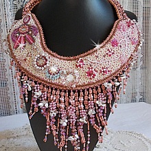Plastron Rose Royale, brod&eacute; avec des perles semi-pr&eacute;cieuses, cristal de Swarovski et diverses perles de qualit&eacute; fa&ccedil;on Haute-Couture